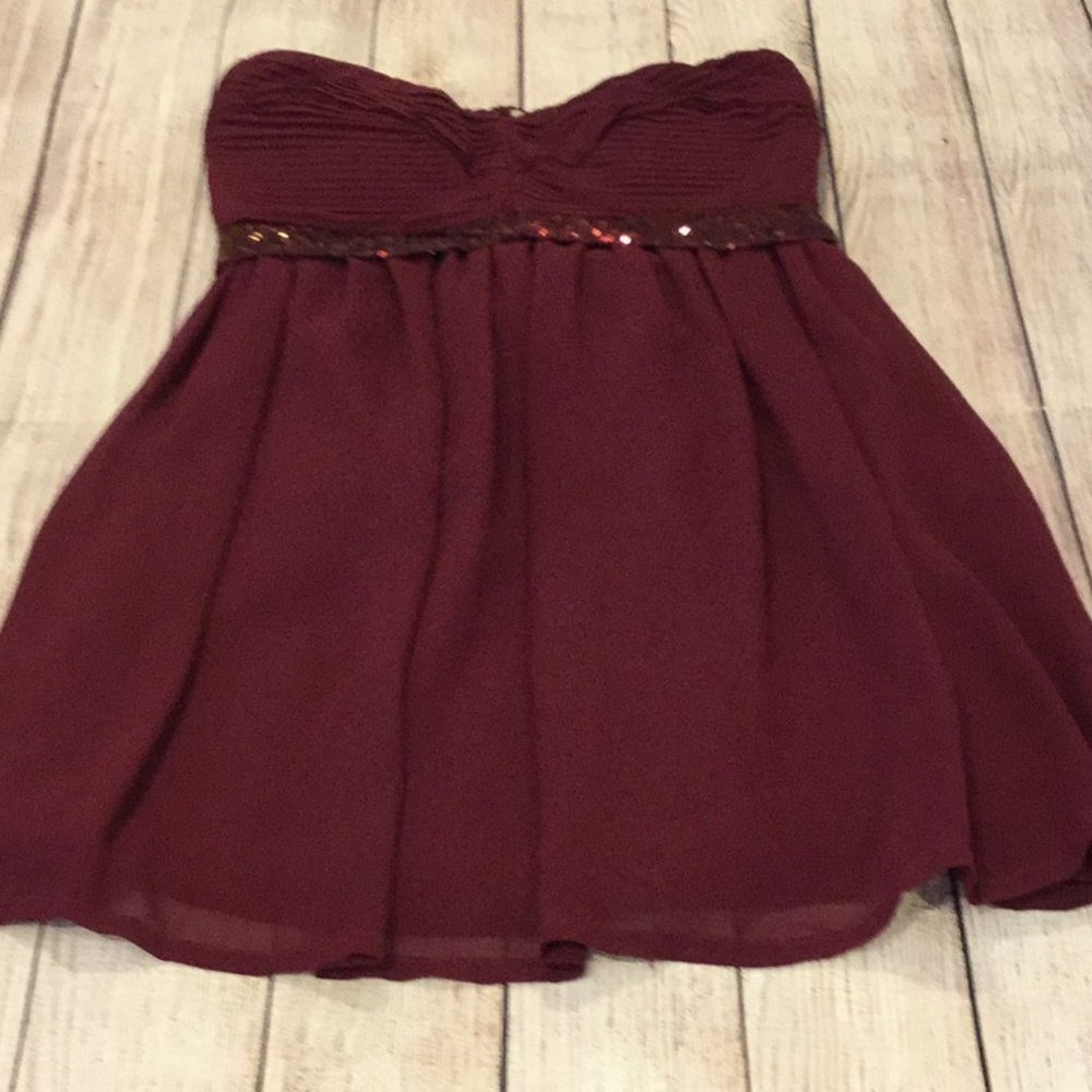 Elegant wine sequIn strapless fit and flare mini dress size small.